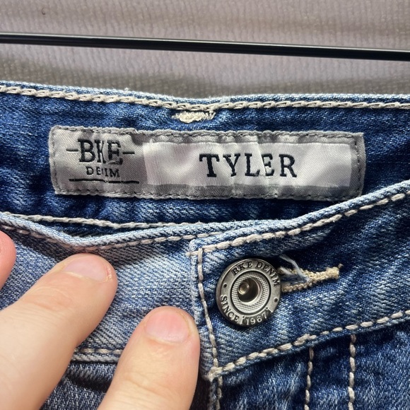 BKE Buckle Tyler Straight Leg Jeans Mens 33S Short Blue Denim Distressed 1938 - Picture 2 of 11